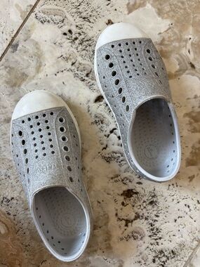 NATIVE YOUTH Kids Silver Glitter Slip-On Water Shoes